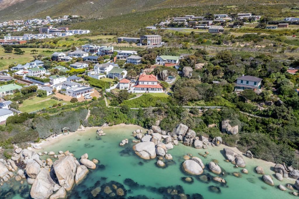 una vista aérea de una playa con rocas y casas en The Boulders House, en Ciudad del Cabo