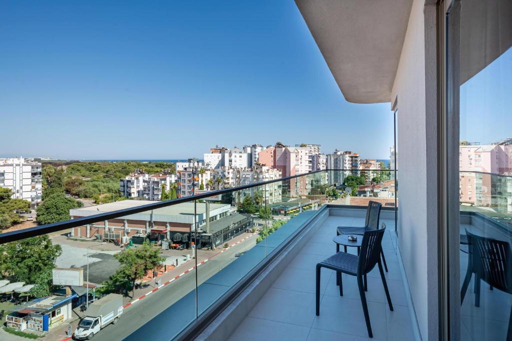 A balcony or terrace at Awen Lara Hotel
