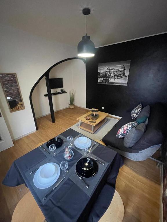 un salon avec une table et un canapé dans l'établissement appartement fonctionnel & central 15mn de Paris, à Villeneuve-Saint-Georges