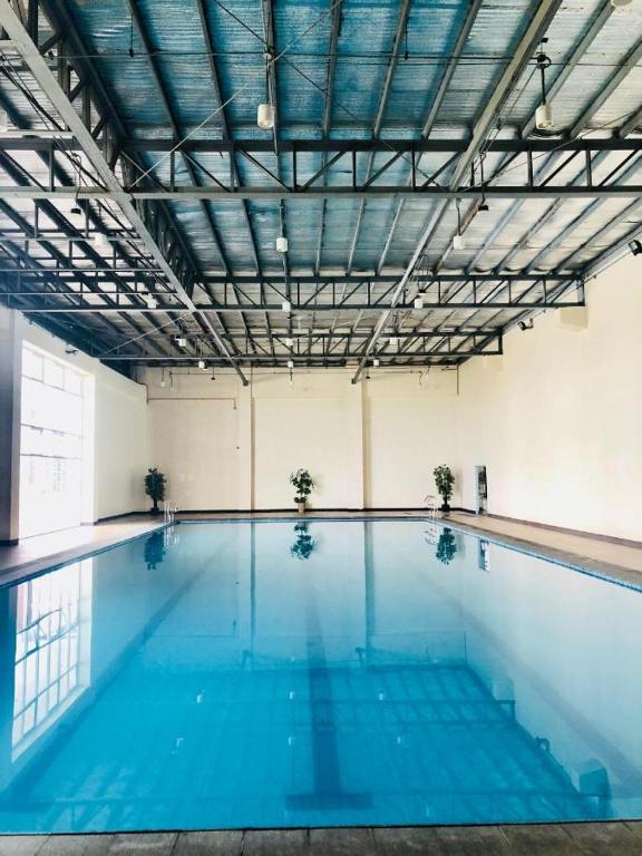 Bazén v ubytování JRT Suites Tagaytay nebo v jeho okolí