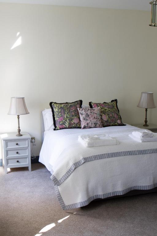 Postel nebo postele na pokoji v ubytování Hill House Lodge sleeps 6 Overlooking the rock of Cashel