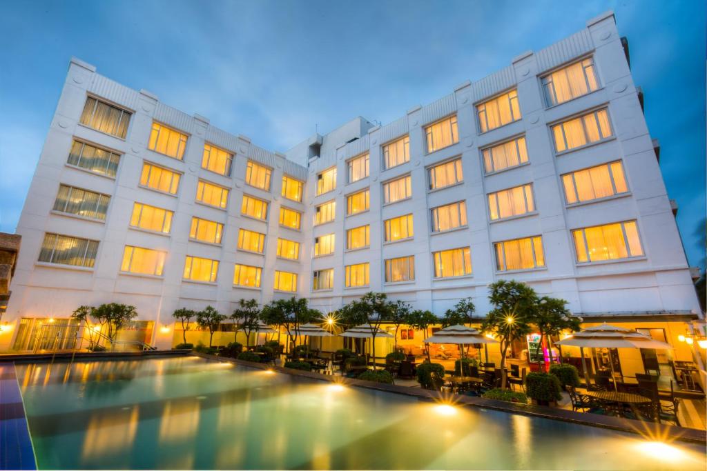 um hotel com uma piscina em frente em Radha Regent Electronic City em Bangalore