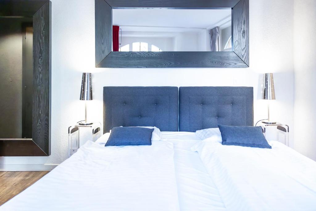 Uma cama ou camas num quarto em Tralala Hotel Montreux