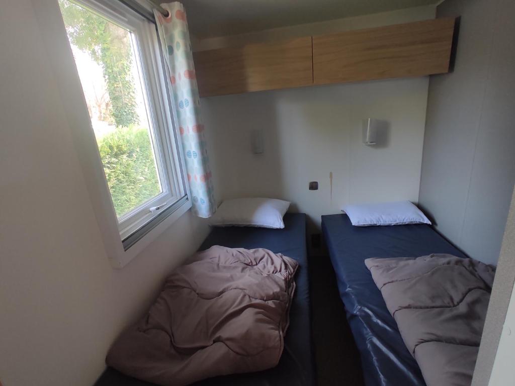 Postel nebo postele na pokoji v ubytování Mobil home Houlgate