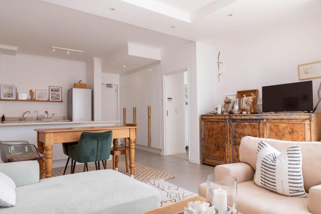 Η κουζίνα ή μικρή κουζίνα στο Boho Stays Empire Apartment
