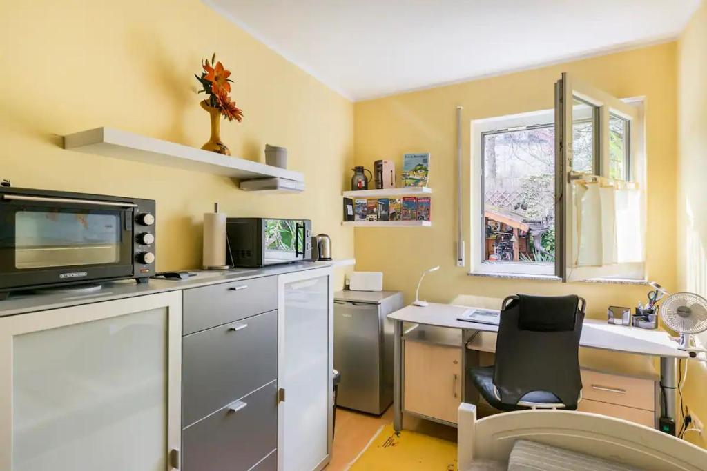 Kuchyň nebo kuchyňský kout v ubytování 7 min to citycenter subway U3 100m, southside singleroom own shower wc, TV, dishes fridge, oven, waterheater, coffeemashine- free C ,bike for free , next to river and park, many restaurants and supermarkets around 200m, nonsmoker !