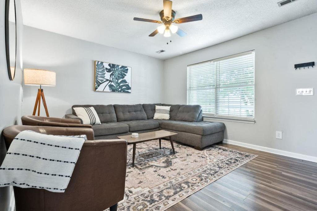 Una sala de estar con un sofá y un ventilador de techo. en Holly House Cleveland, en Cleveland