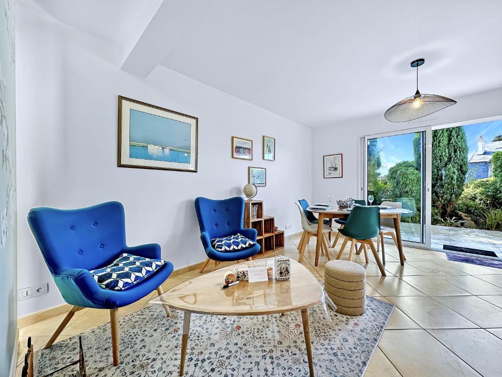 un salon avec des chaises bleues et une table dans l'établissement Ker Lodan jolie maison 3 chambres et terrasse, à Brest