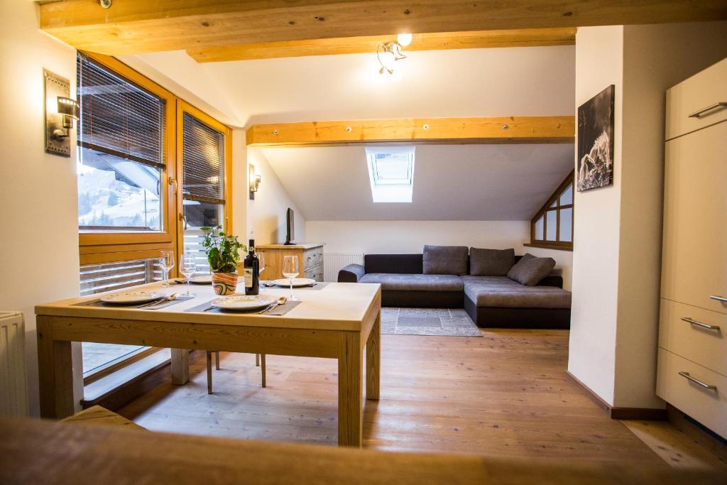 - un salon avec une table et un canapé dans l'établissement Ferienwohnung Walder, à Außervillgraten