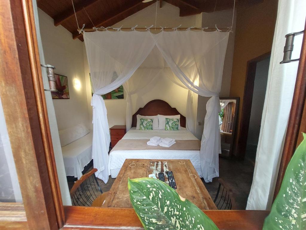 Postel nebo postele na pokoji v ubytování Magias de Paraty Ecopousada