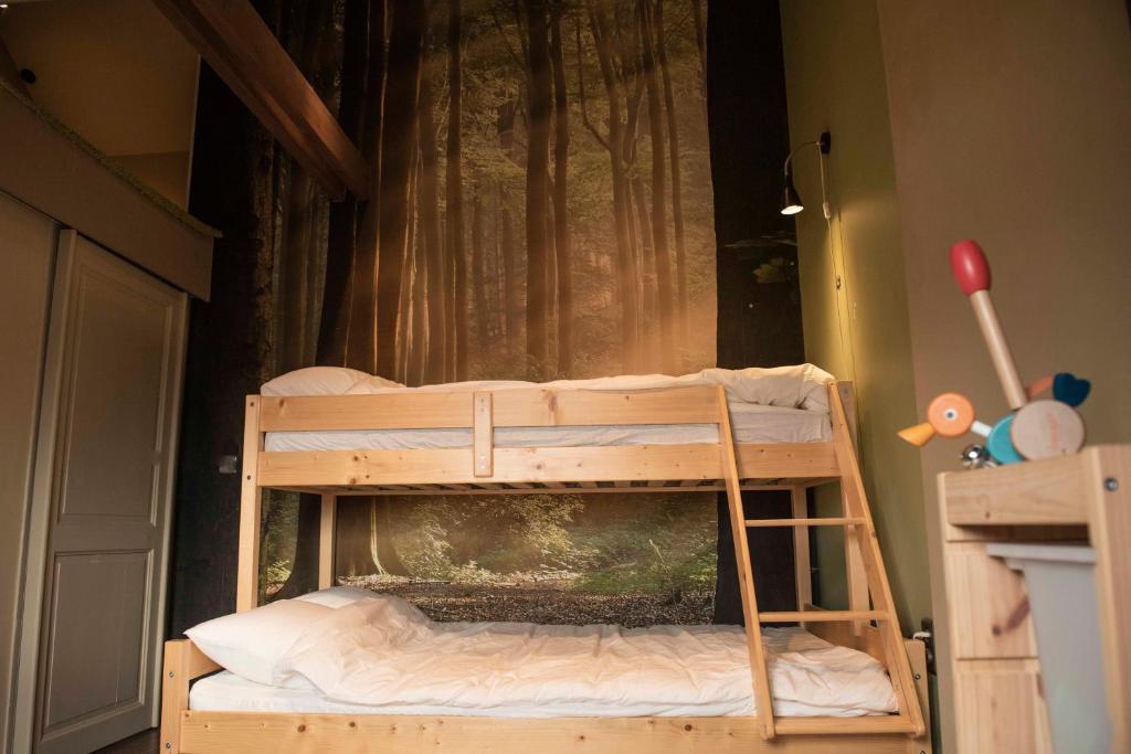 un letto a castello in una stanza con un acquario di Family house with sauna close to the sea a Ostenda