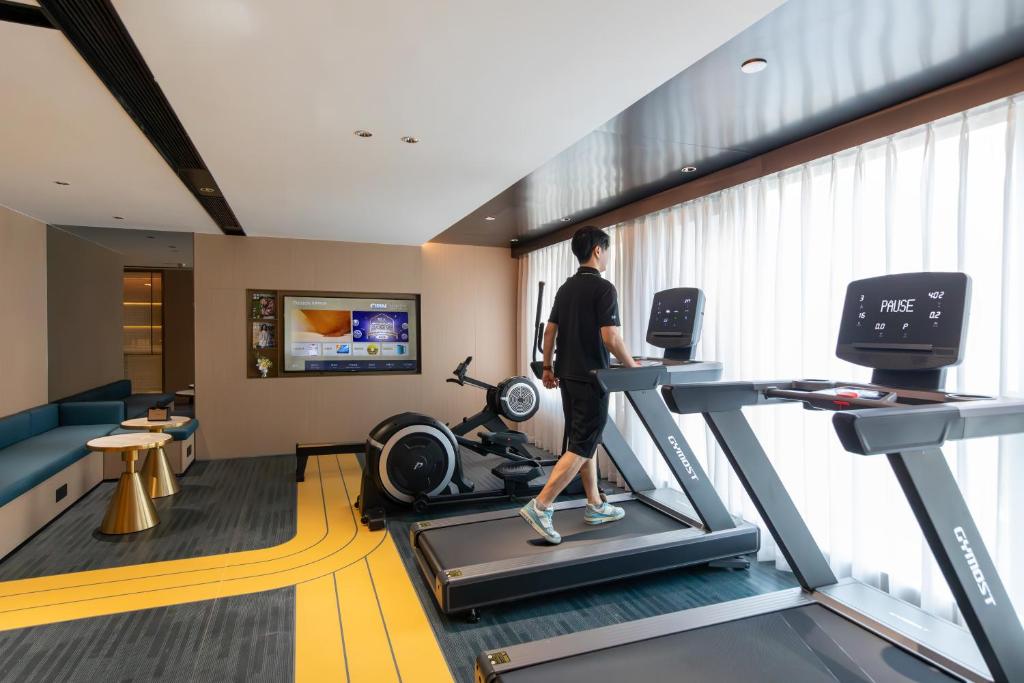 Fitness centrum a/nebo fitness zařízení v ubytování Jiangmen Poltton Executive Service Apartment