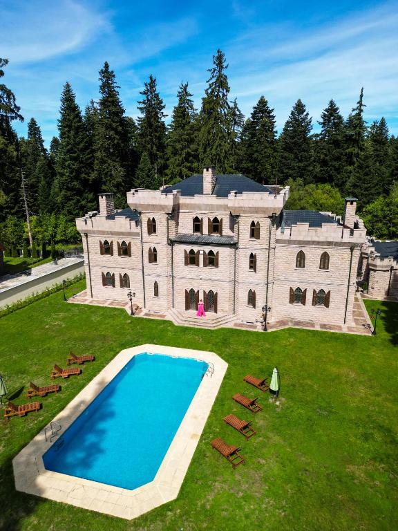Bazén v ubytování The Castle - Your unique way of retreat nebo v jeho okolí