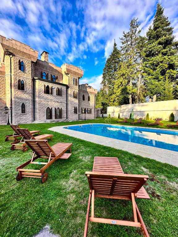 Bazén v ubytování The Castle - Your unique way of retreat nebo v jeho okolí