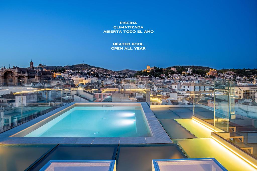 Aussicht vom Dach eines Gebäudes mit Pool in der Unterkunft Room Mate Leo, Granada in Granada