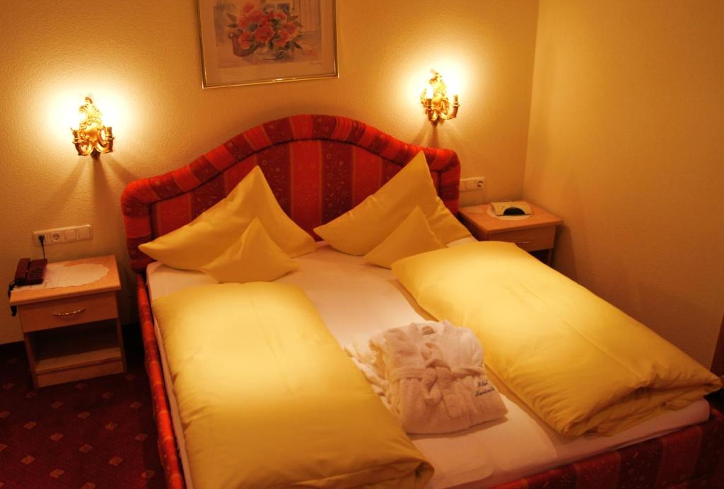 Postel nebo postele na pokoji v ubytování Hotel Hartenfels