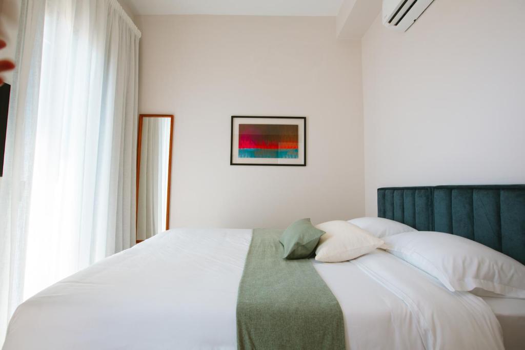 Postel nebo postele na pokoji v ubytování LIV & CO Suites & Villas