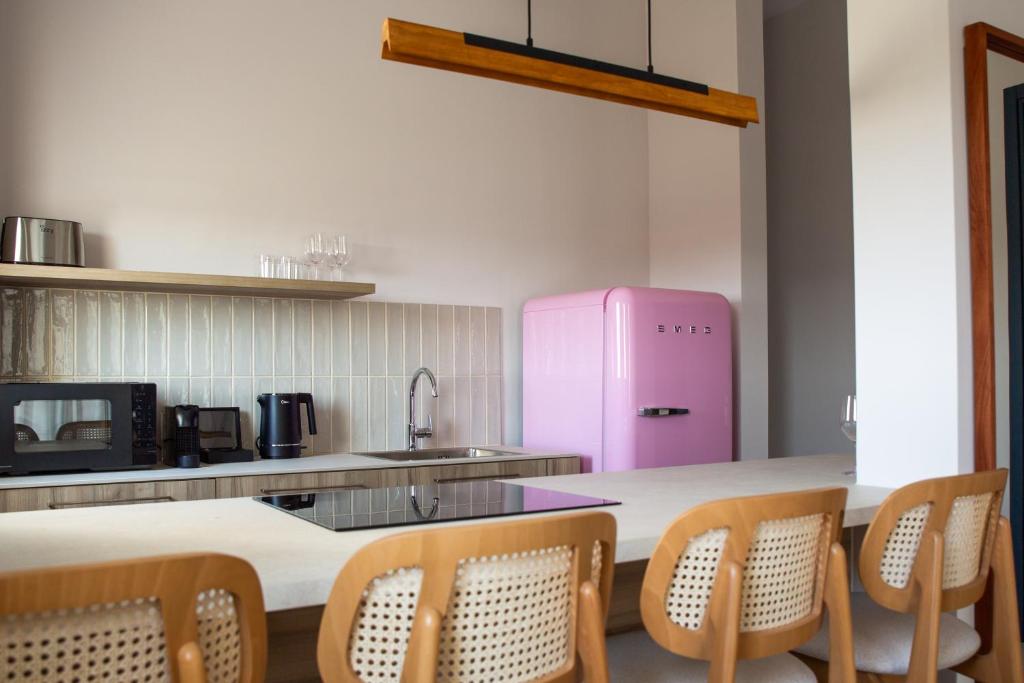 Kuchyň nebo kuchyňský kout v ubytování LIV & CO Suites & Villas