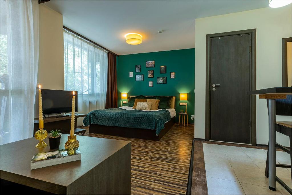 Postel nebo postele na pokoji v ubytování Wild Deer Studio