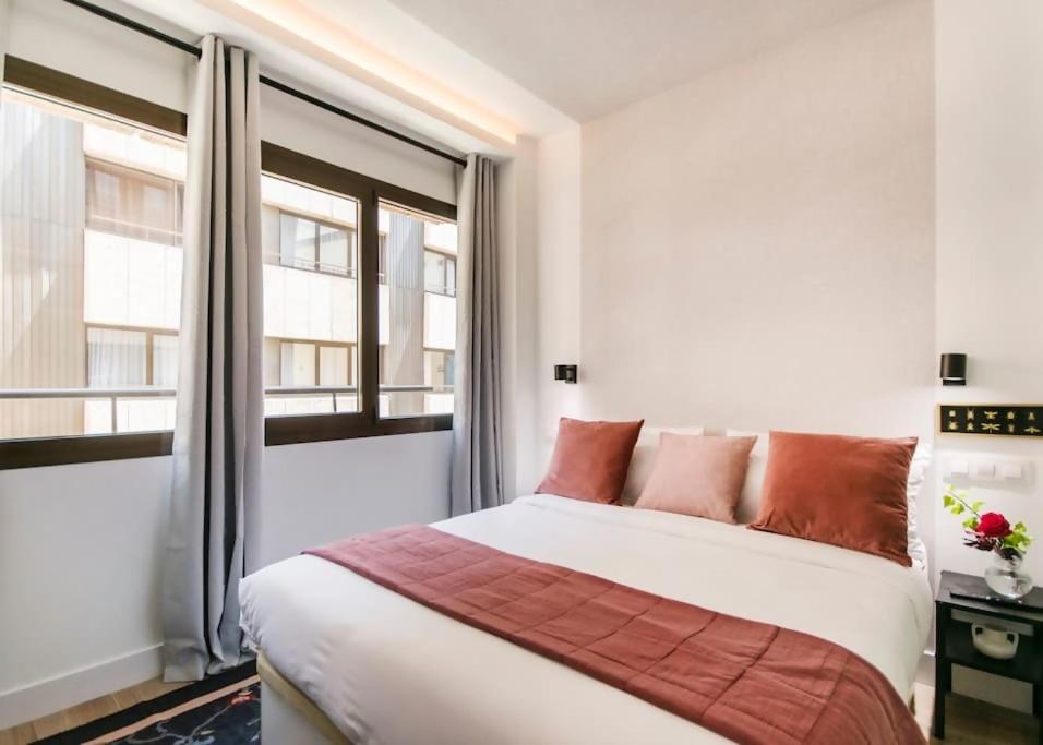 Postel nebo postele na pokoji v ubytování Retiro Park-Serrano-Gran Via