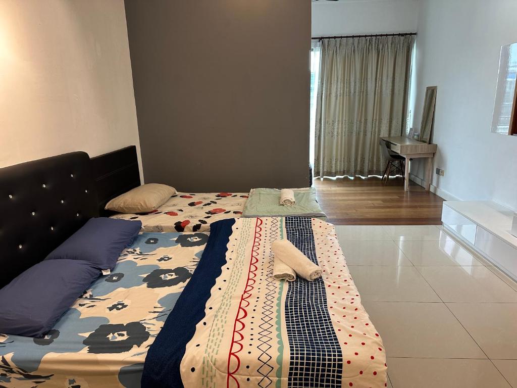 1 dormitorio con cama con edredón en The Loft Imago Studio Suites, Kota Kinabalu, en Kota Kinabalu