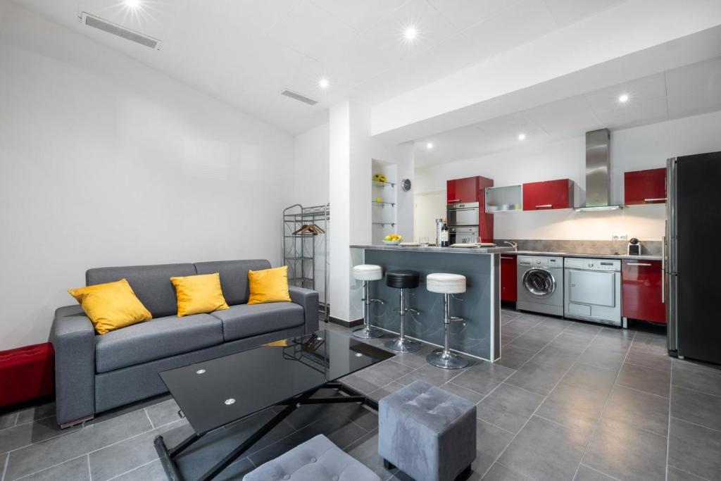 un salon avec un canapé et une cuisine dans l'établissement Suite Antibes - Appartement à Antibes, à Antibes