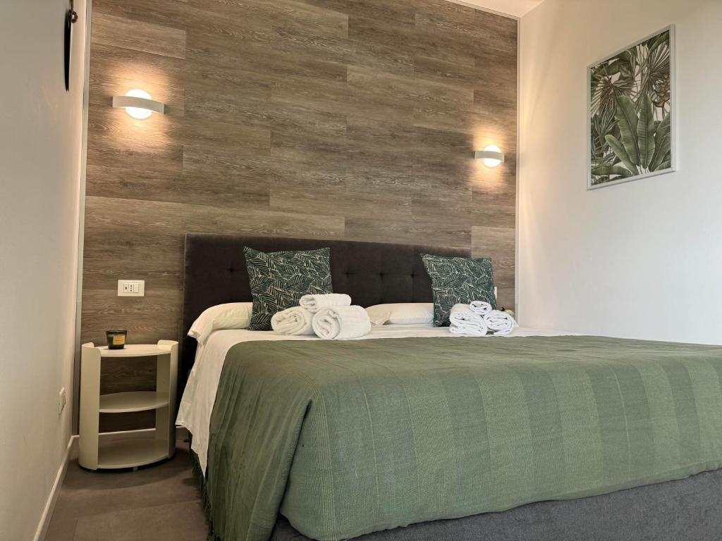 a bedroom with a bed with towels on it at Harmonie House in Verona