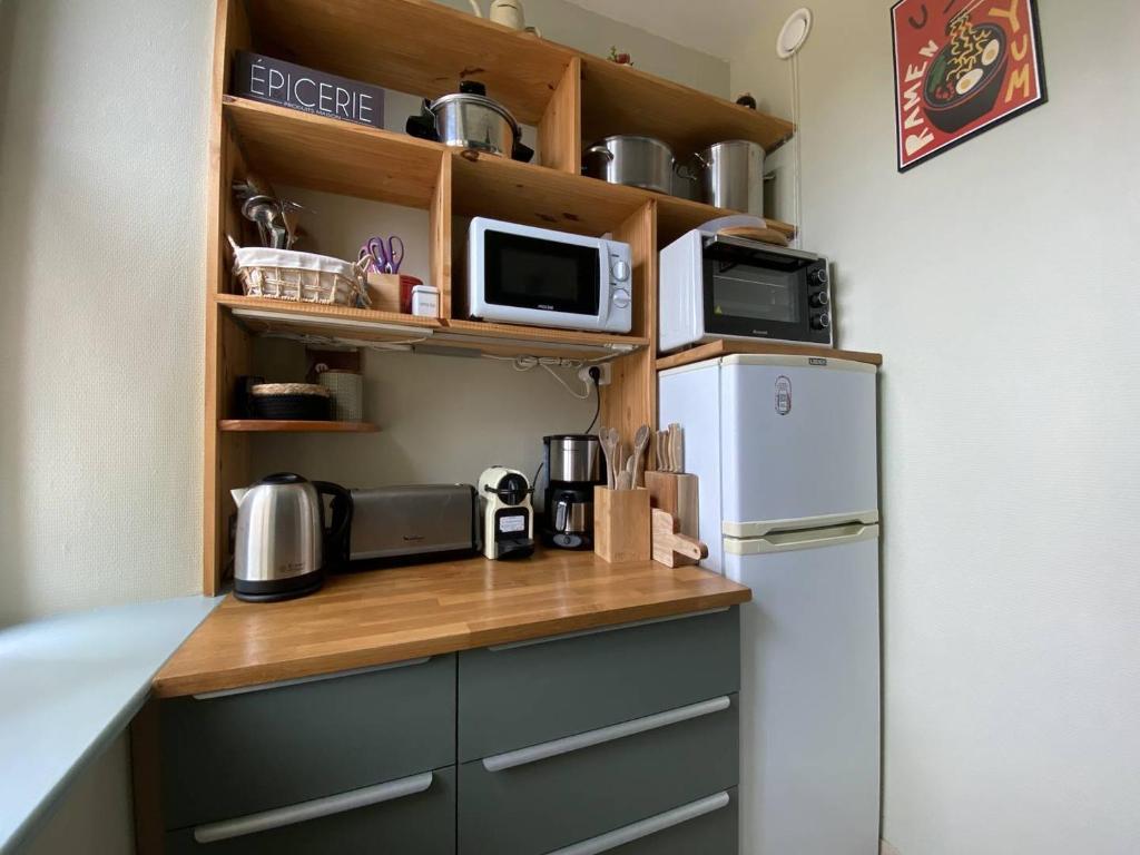 Kuchyňa alebo kuchynka v ubytovaní Appartement avec WIFI, VUE SUR LE PORT DE PLOUMANAC'H à PERROS-GUIREC - Réf 876