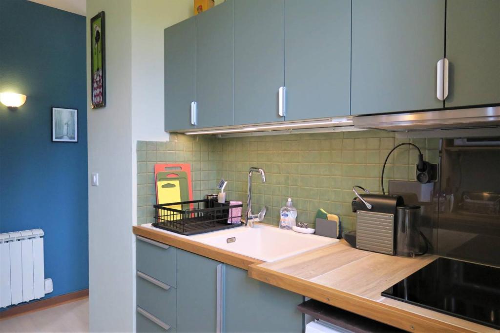 Kuchyňa alebo kuchynka v ubytovaní Appartement avec WIFI, VUE SUR LE PORT DE PLOUMANAC'H à PERROS-GUIREC - Réf 876