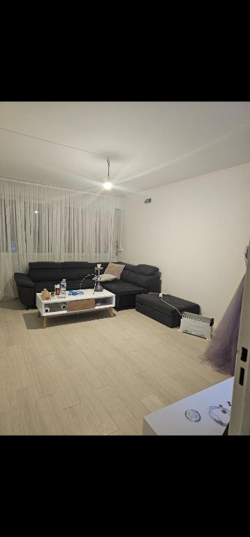 un salon avec un canapé et une table dans l'établissement Barut, à Garges-lès-Gonesse