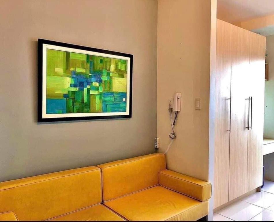 TV a/nebo společenská místnost v ubytování JRT Suites Tagaytay