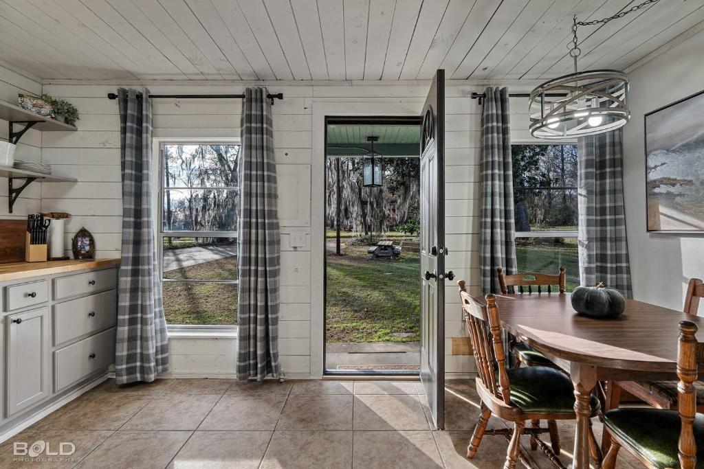 Η κουζίνα ή μικρή κουζίνα στο Lakeside Landing, Waterfront, With Kayaks & Canoes