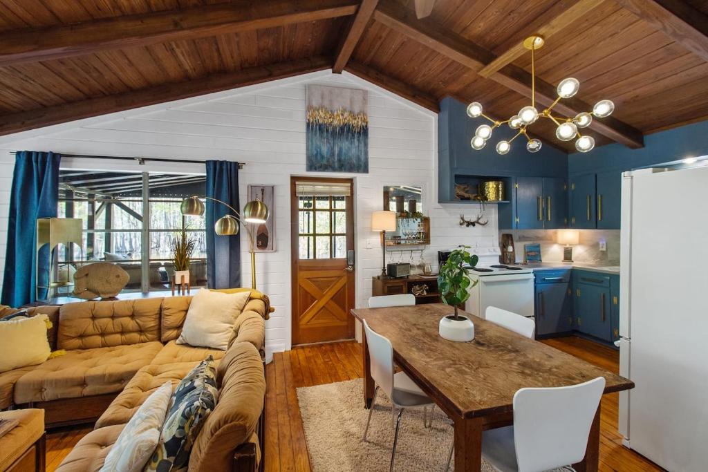 ein Wohnzimmer mit Sofa und Tisch in der Unterkunft Emerald Cove Lakefront Cabin With Kayaks & Canoes in Shreveport