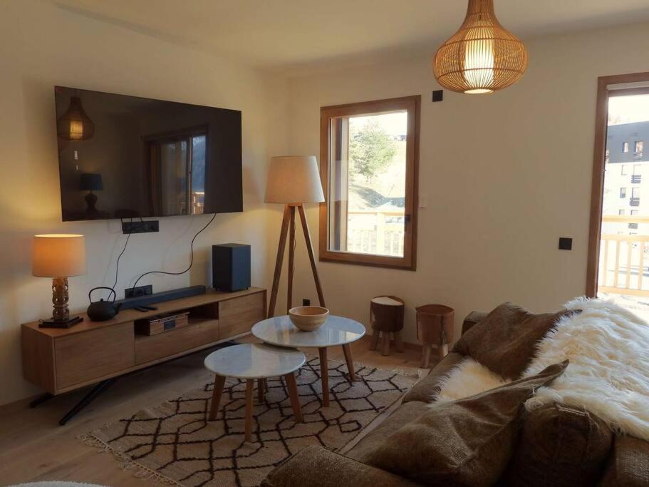 un salon avec un canapé et une table dans l'établissement Paradiski nouveau, cosy et ensoleillé plan Peisey, à Peisey-Nancroix