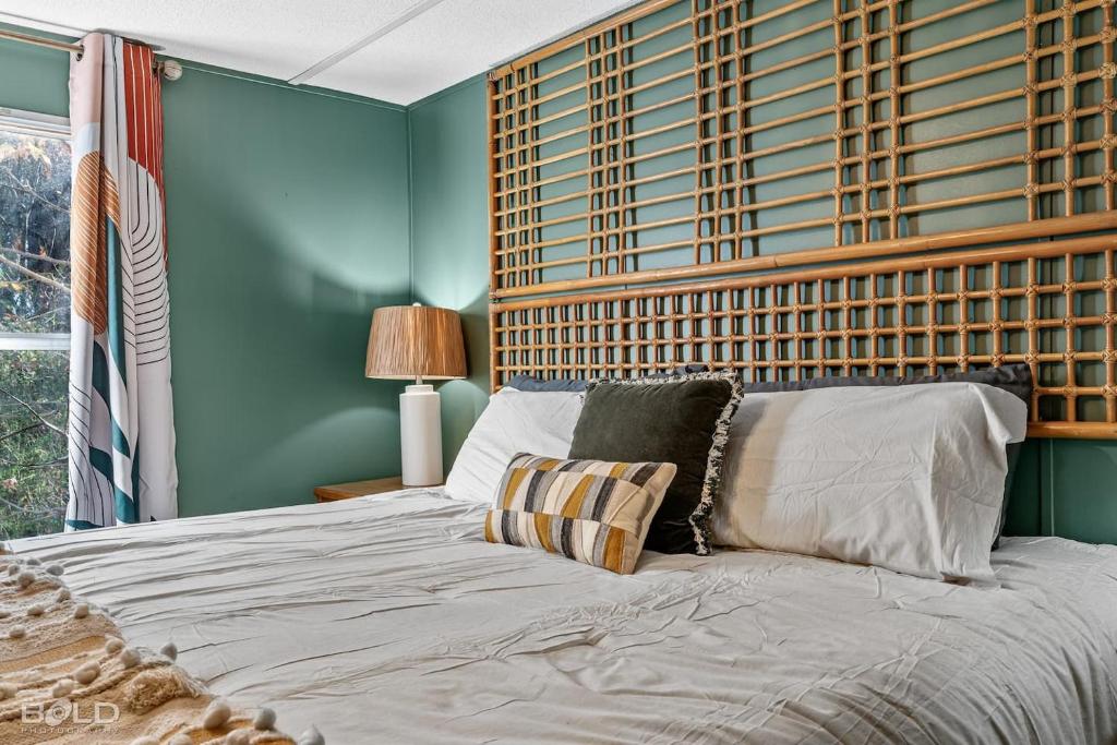 Ένα ή περισσότερα κρεβάτια σε δωμάτιο στο Chic Cypress View Cabin Wkayaks & Canoes