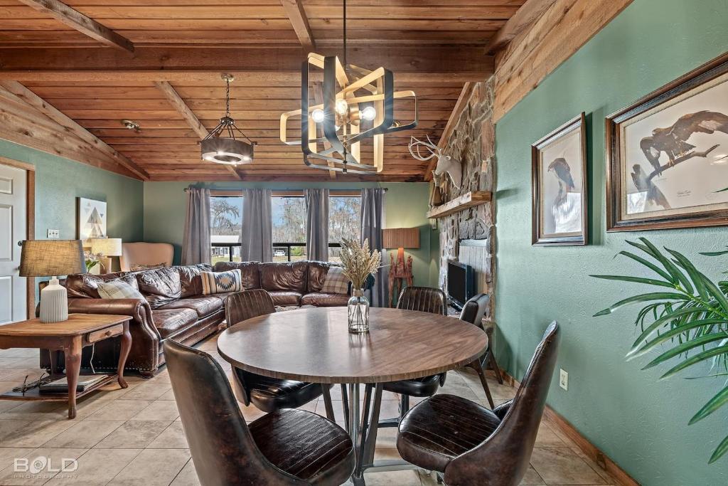 a living room with a table and a couch at Moss Stone Lodge Wkayaks & Canoes in Karnack