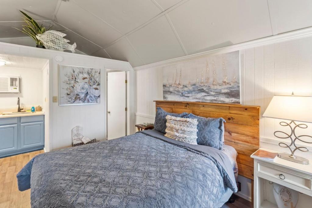 Ένα ή περισσότερα κρεβάτια σε δωμάτιο στο Pelican's Nest, Caddo Lake, Oil City