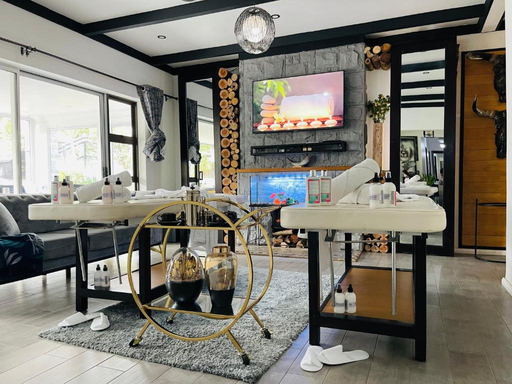 TV a/nebo společenská místnost v ubytování 24 On Basil Boutique Luxury Hotel