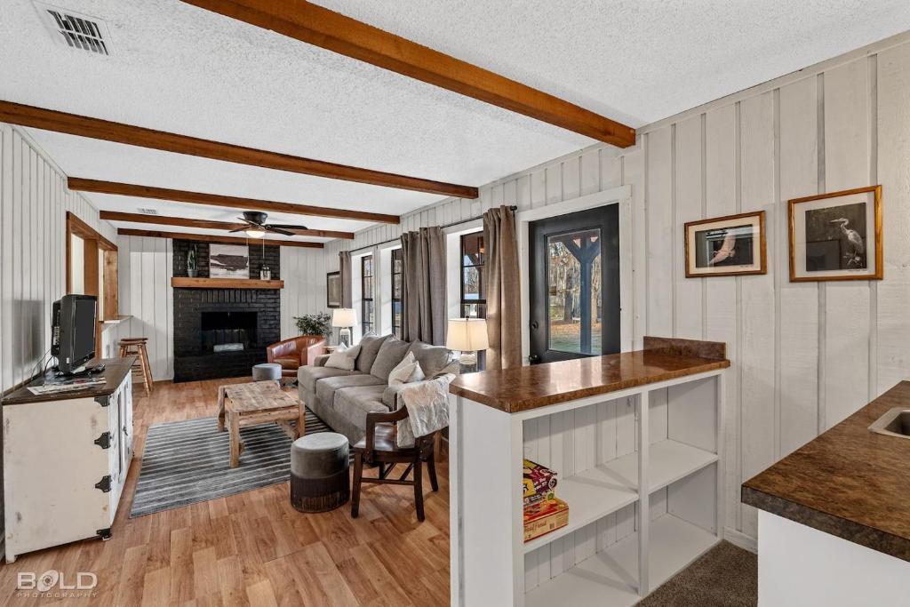 Χώρος καθιστικού στο Cozy Modern Cabin Wrv Site, Kayaks & Canoes