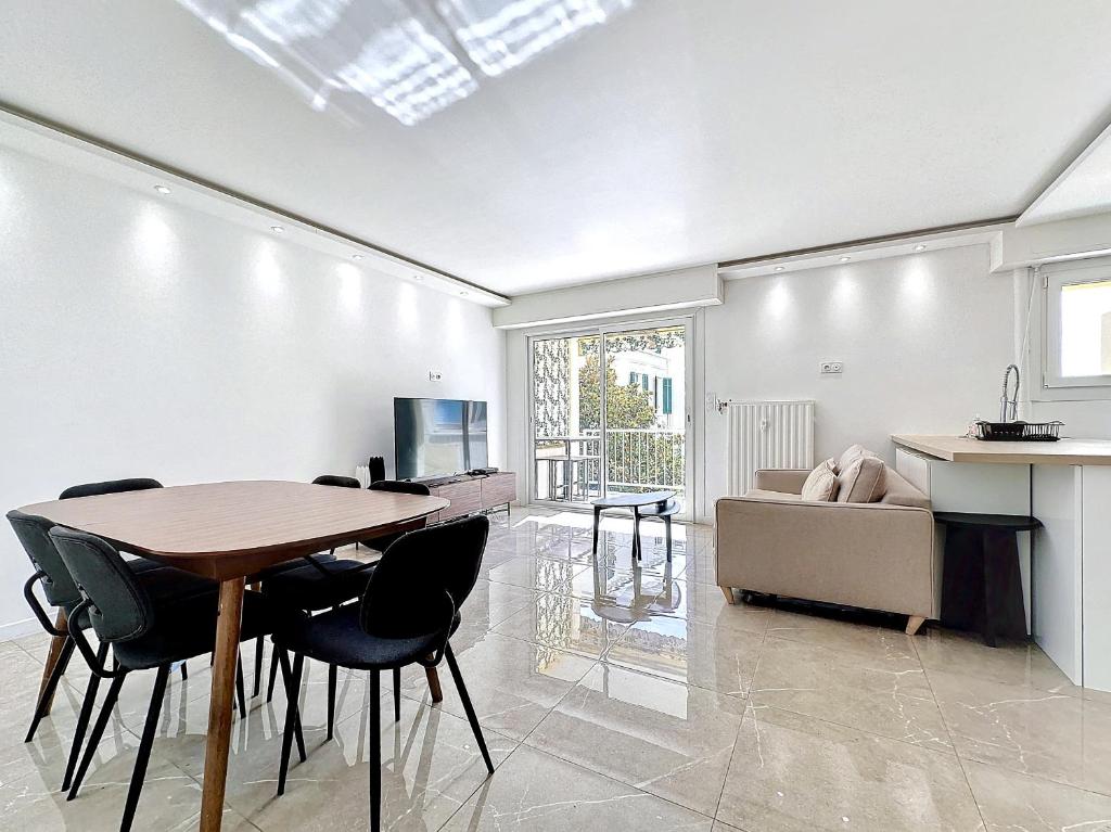 un salon avec une table et un canapé dans l'établissement INTUITION - 3 pieces - 10min Croisette, à Cannes