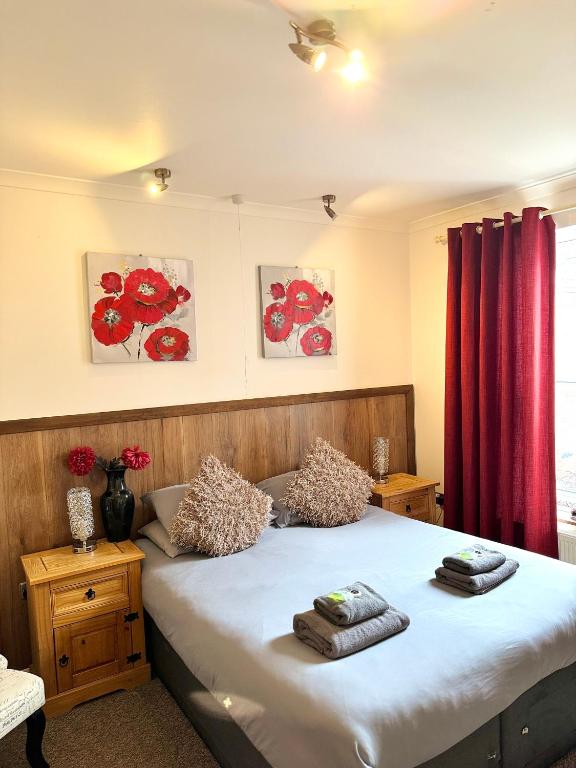 Ένα ή περισσότερα κρεβάτια σε δωμάτιο στο Riverside Hotel