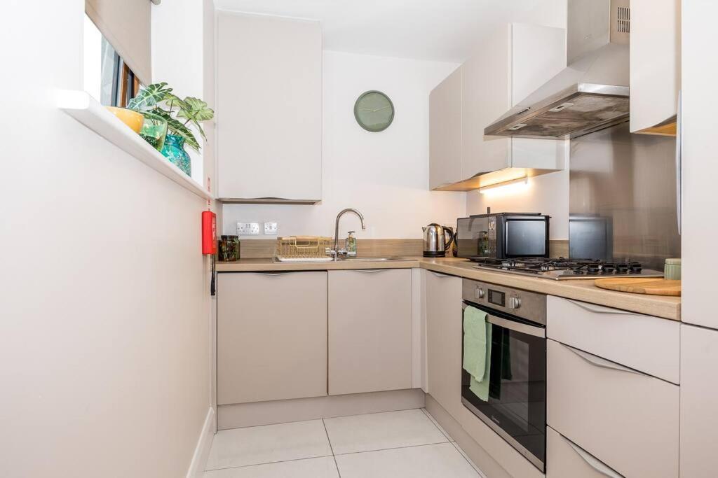 Kuchyň nebo kuchyňský kout v ubytování 2 Bed Apartment in Ashbourne