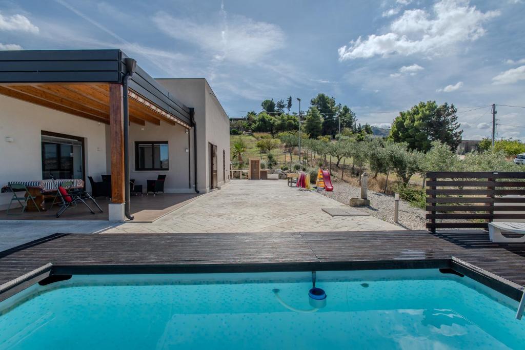 ein Haus mit Swimmingpool und Terrasse in der Unterkunft Villa Ginevra in Santa Ninfa