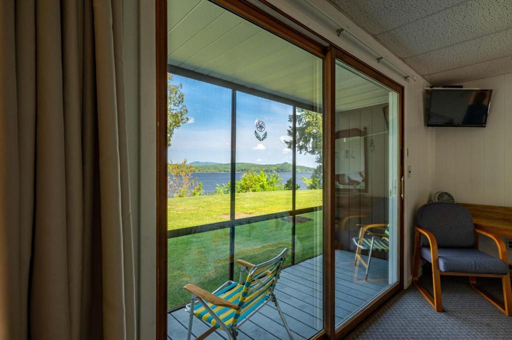 Sandy Point Motel - Studio With Lake View