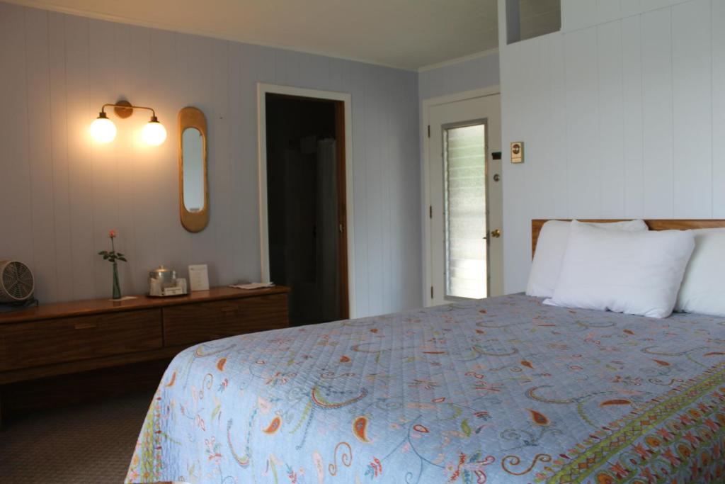Sandy Point Motel - Queen Room With Sea View