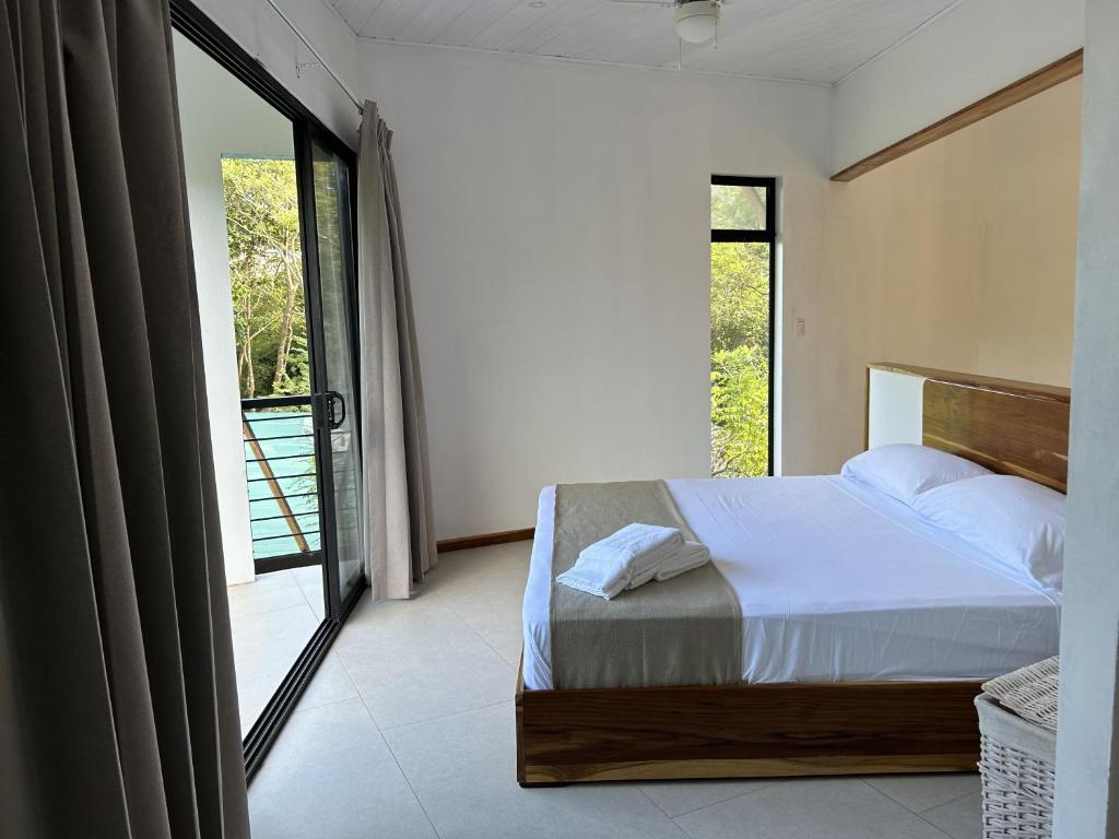Postel nebo postele na pokoji v ubytování Mar Botánico - Avellanas Beach Hotel