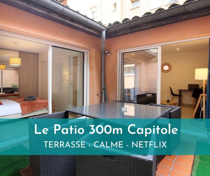 une chambre avec une table en verre dans l'établissement NEW - Le Patio - 300 m Capitole, à Toulouse