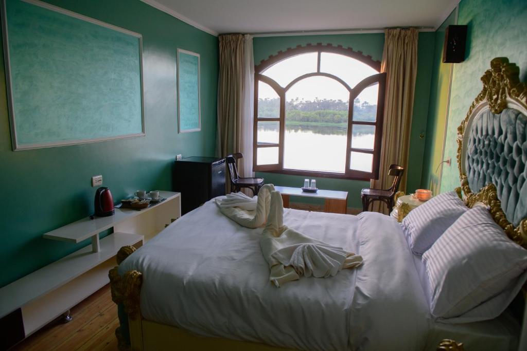 Postel nebo postele na pokoji v ubytování Eyaru Palace Nile View