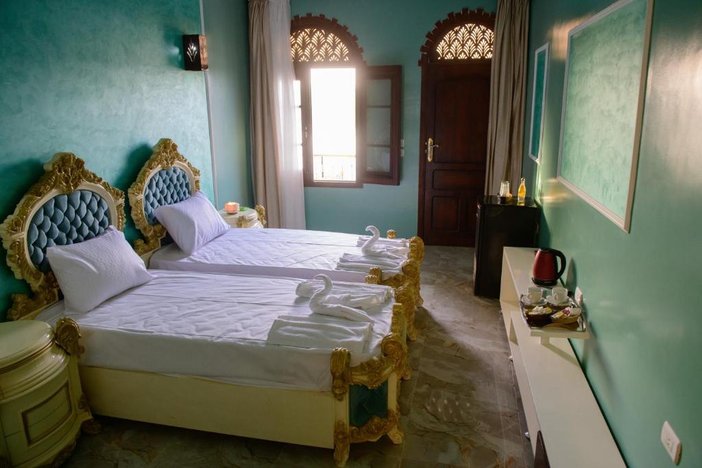 Postel nebo postele na pokoji v ubytování Eyaru Palace Nile View