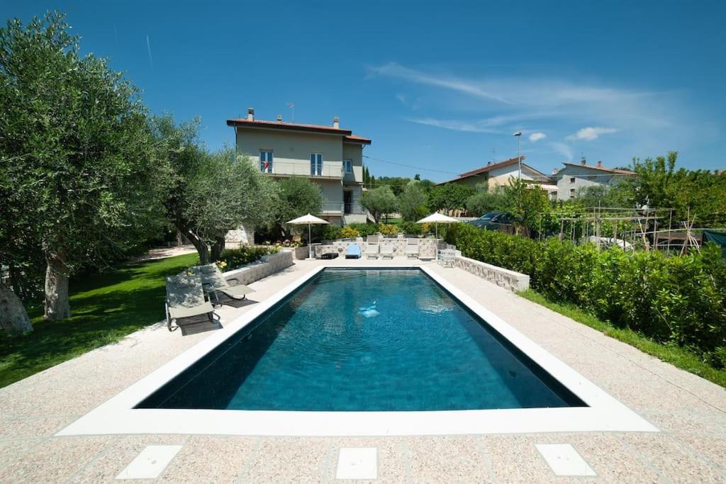 a swimming pool in the backyard of a house at La casa di Giulio e Lina in Fossombrone